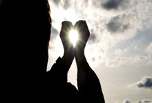 开云体育中国-钢铁花瓣与暗夜吐蕊——篮球宇宙的暴力美学诗篇