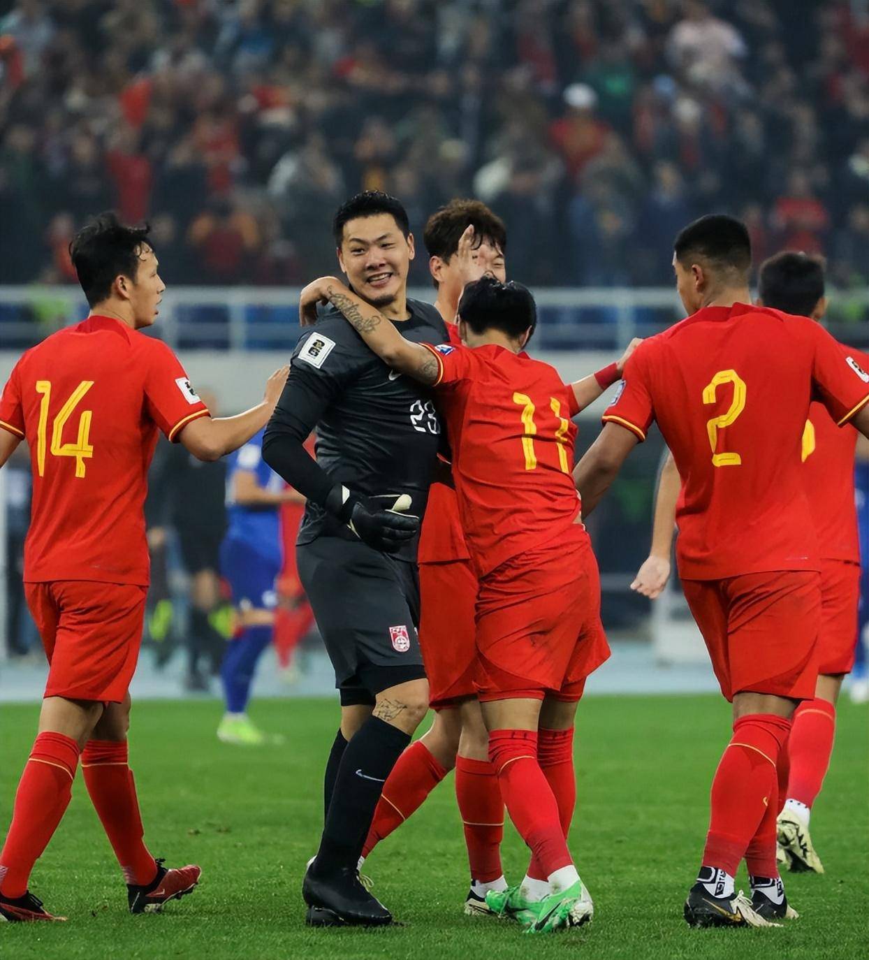 中国足球队在国际赛事中崭露头角，引发关注