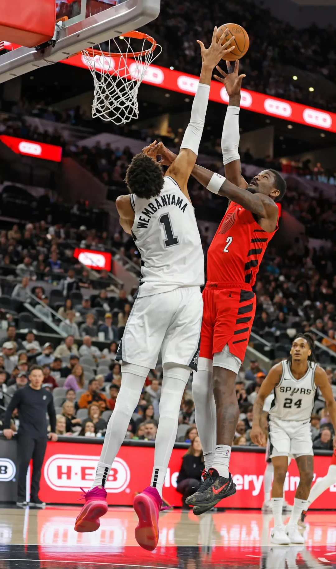 马刺队大将重返球场,球队信心大增的简单介绍 马刺队大将重返球场,球队信心大增的简单介绍