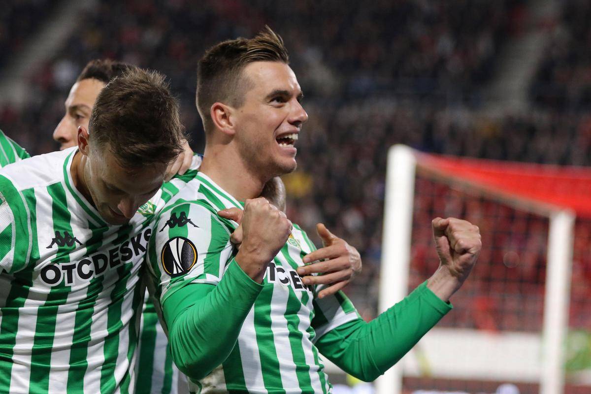 西甲豪门保持不败，中场大腕大爆发