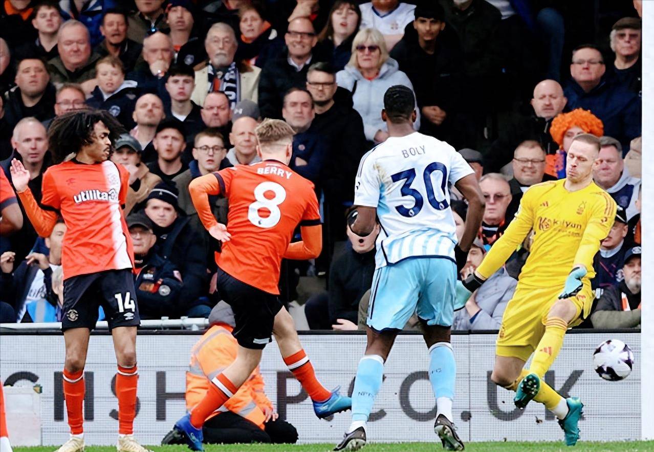 包含巴伦西亚主场大败，保级形势岌岌可危的词条