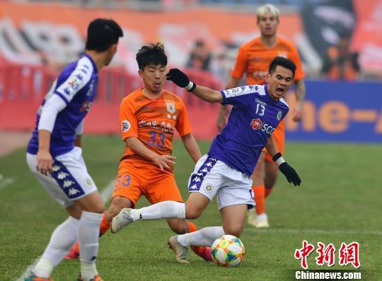 越南队在比赛中惊险过关取得胜利 越南队在比赛中惊险过关取得胜利