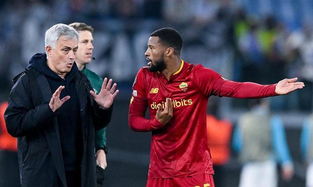 包含罗马意外输球，主教练面临球迷质疑的词条