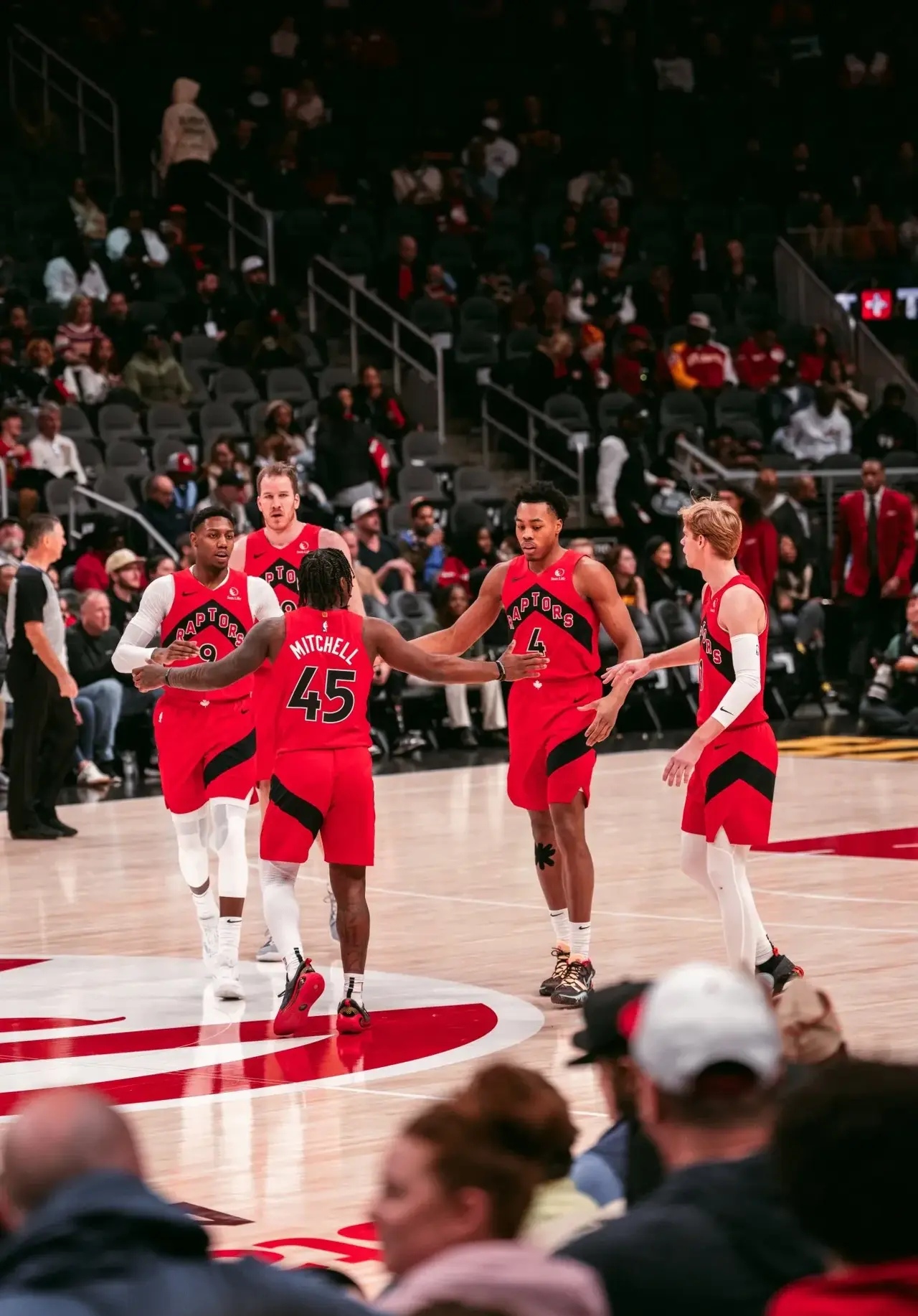 猛龙取得四连胜!锋线进攻火力强劲 猛龙取得四连胜!锋线进攻火力强劲