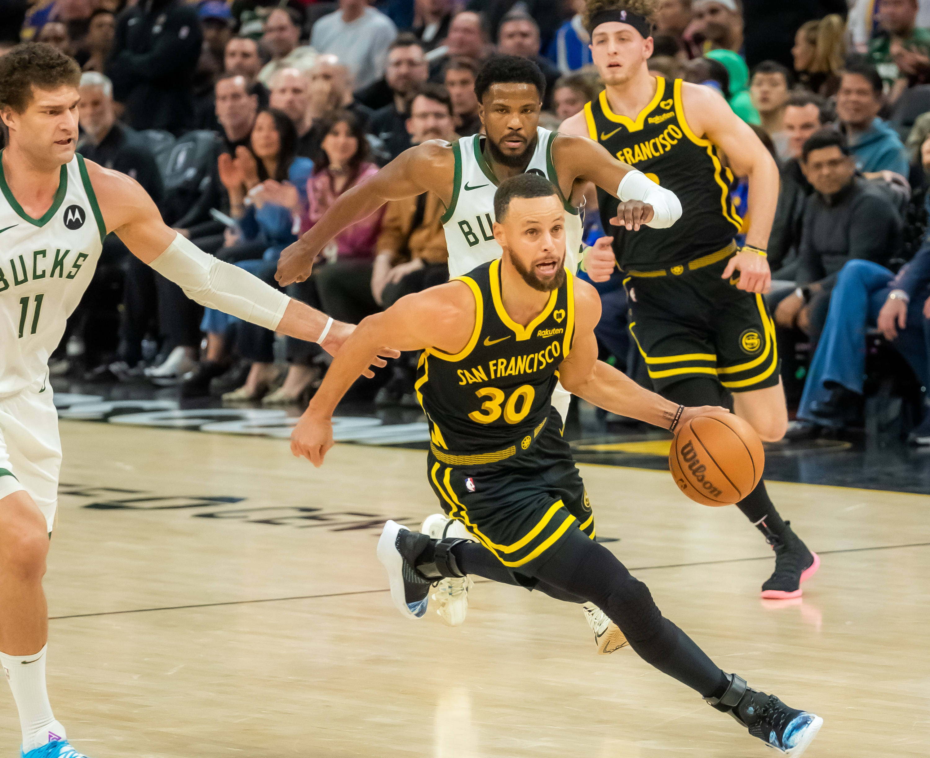 包含雄鹿防守疲软暴露问题，需加强篮筐保护的词条