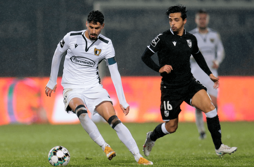 包含热闹非凡的足球赛场,球员实力强劲的词条 包含热闹非凡的足球赛场,球员实力强劲的词条