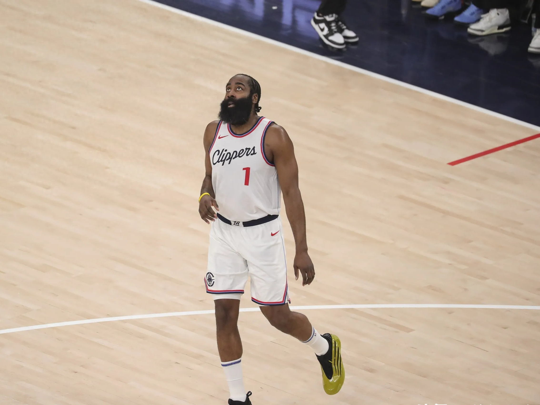 关于湖人力克黄蜂，快船艰难逆转篮网，国王击败老鹰的信息