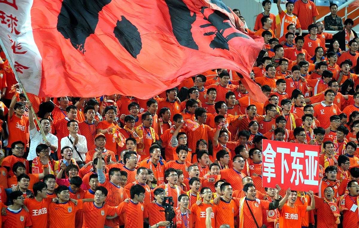 势不可挡!足球比赛中国家队获得胜利 势不可挡!足球比赛中国家队获得胜利