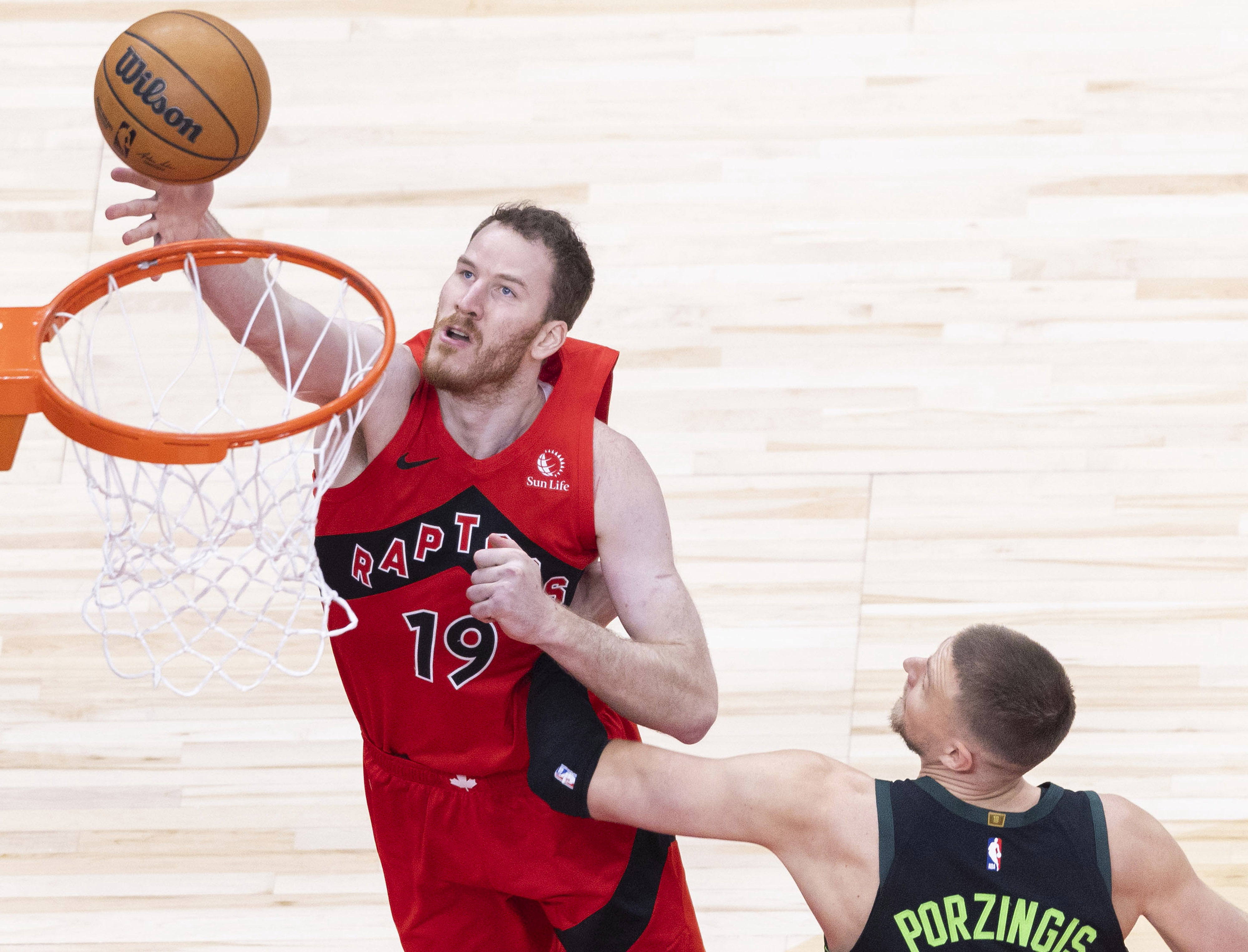 猛龙队大胜篮网，继续领跑东部