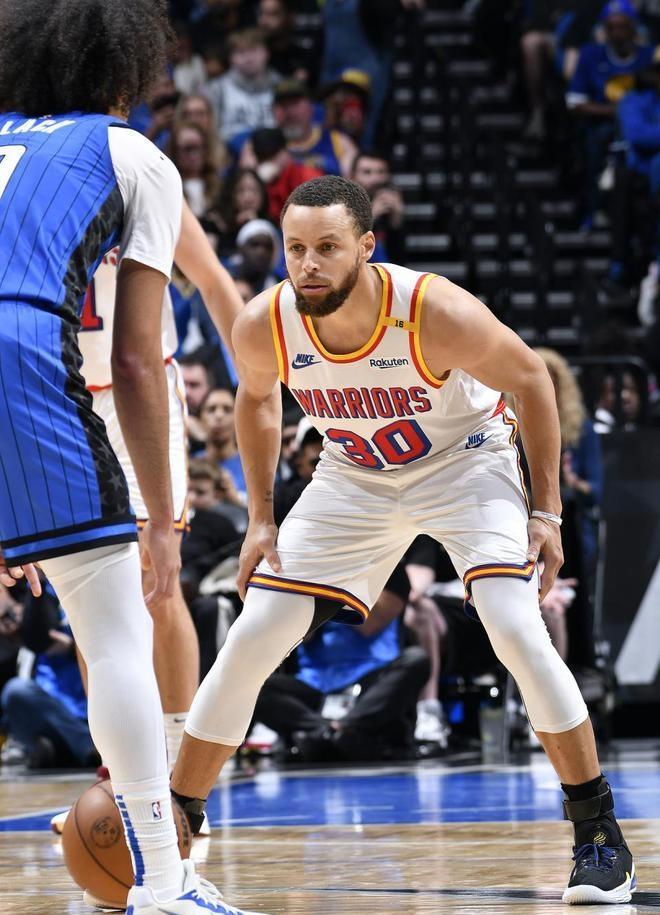 砍下三双,库里领军勇士险胜魔术 砍下三双,库里领军勇士险胜魔术