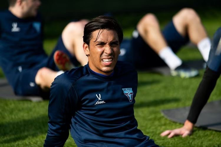 瓦尔瓦克斯前锋连续进球，帮助球队获胜的简单介绍