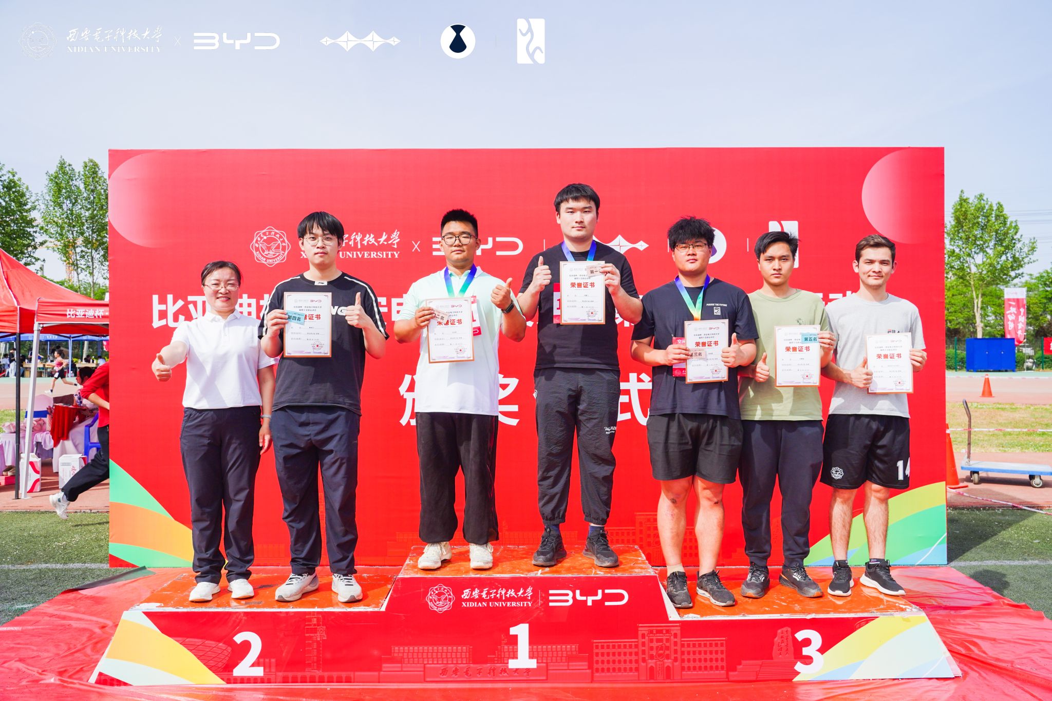 球场上球员斗志昂扬,力争荣誉 球场上球员斗志昂扬,力争荣誉