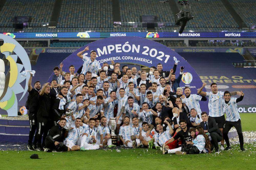 包含美洲球队在全球篮球比赛中夺得令人瞩目的胜利，喜获奖杯的词条