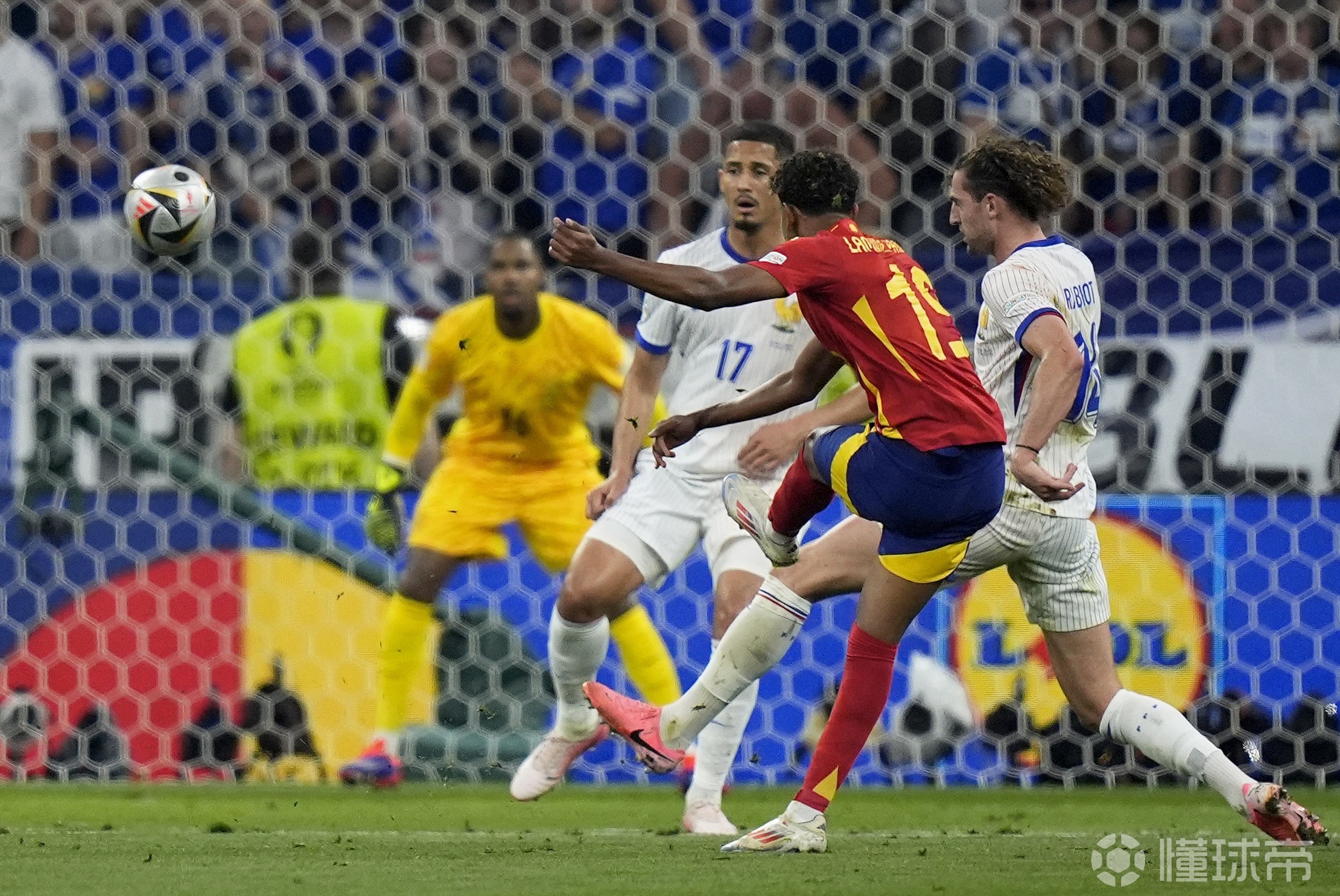 阿尔及利亚队球员全力拼搏，锁定晋级