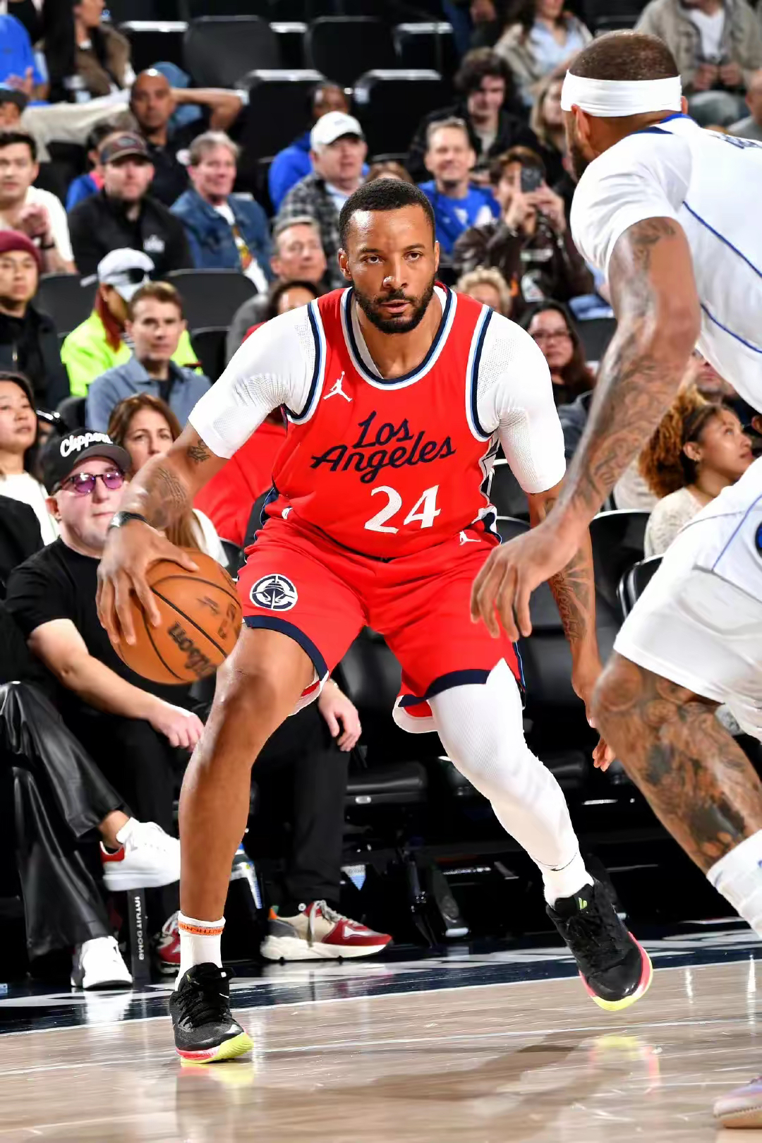 包含快船客场大胜，雄鹿队无力抵御的词条