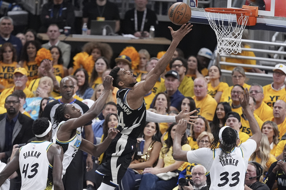 包含快船客场大胜，雄鹿队无力抵御的词条