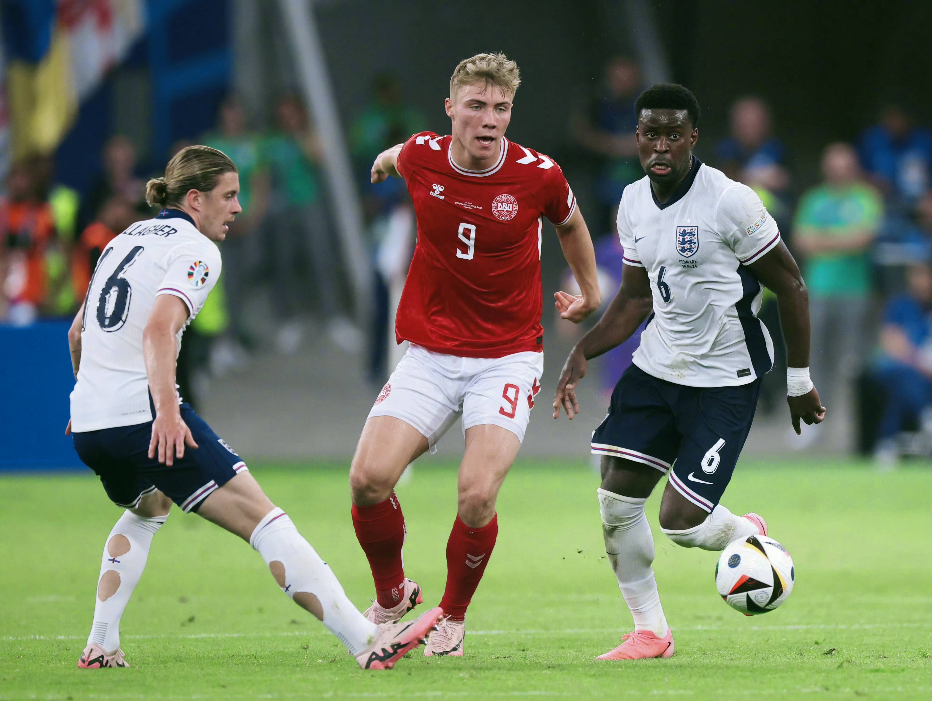 欧洲杯预选赛：英格兰队晋级下一轮