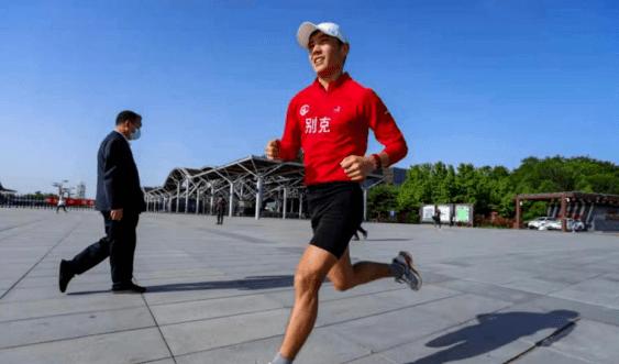 关于举重选手力压群雄,夺魁称王的信息 关于举重选手力压群雄,夺魁称王的信息