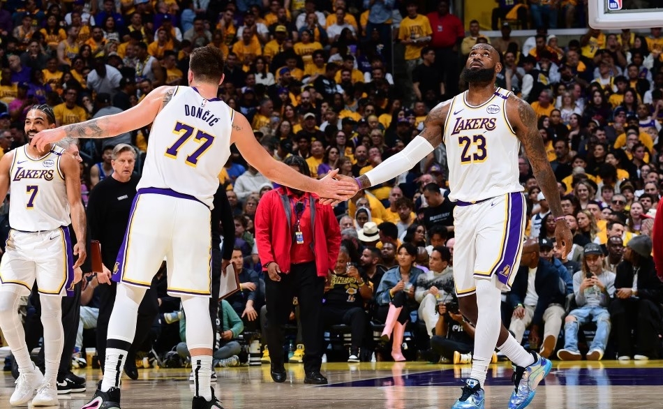 关于湖人负于篮网，季后赛形势略显动荡的信息