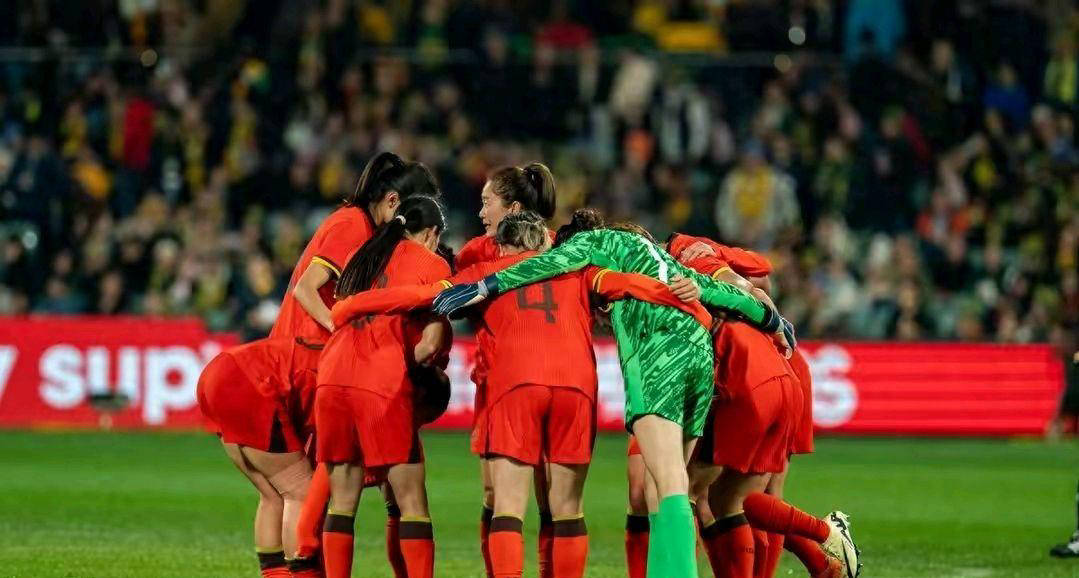 中国女足队员在比赛中展现训练成果 中国女足队员在比赛中展现训练成果