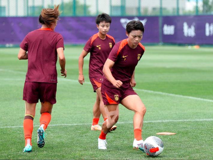 中国女足队员在比赛中展现训练成果 中国女足队员在比赛中展现训练成果