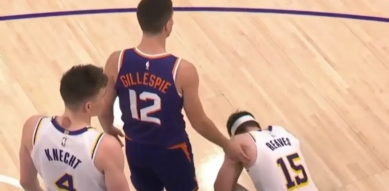 包含太阳客场不敌湖人，遭遇两连败的词条