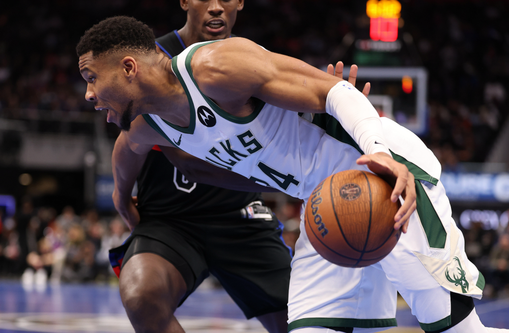 包含太阳大胜雄鹿，豪取季后赛第二场胜利的词条