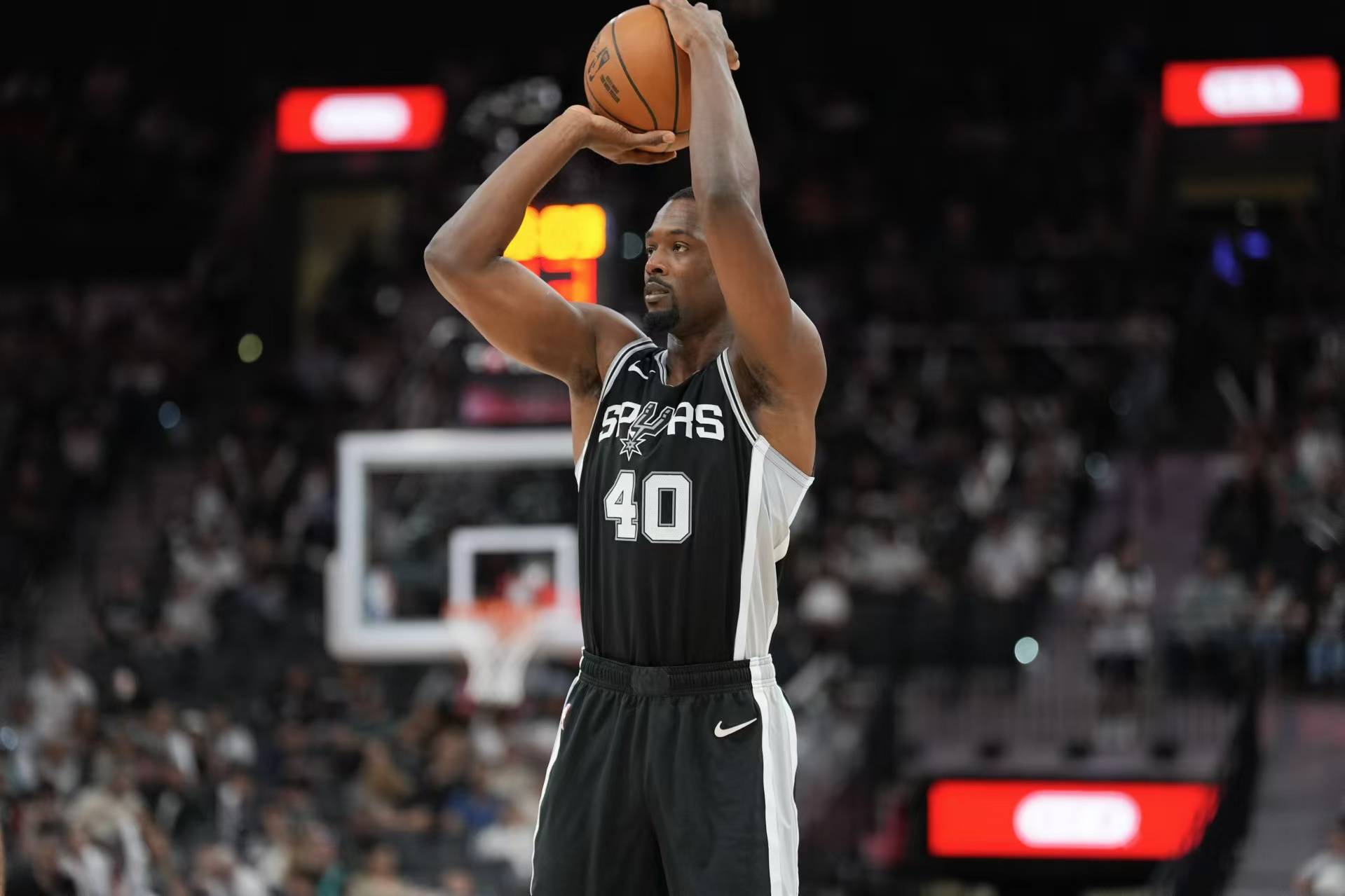 国王逆转马刺,赢得关键比赛 国王逆转马刺,赢得关键比赛