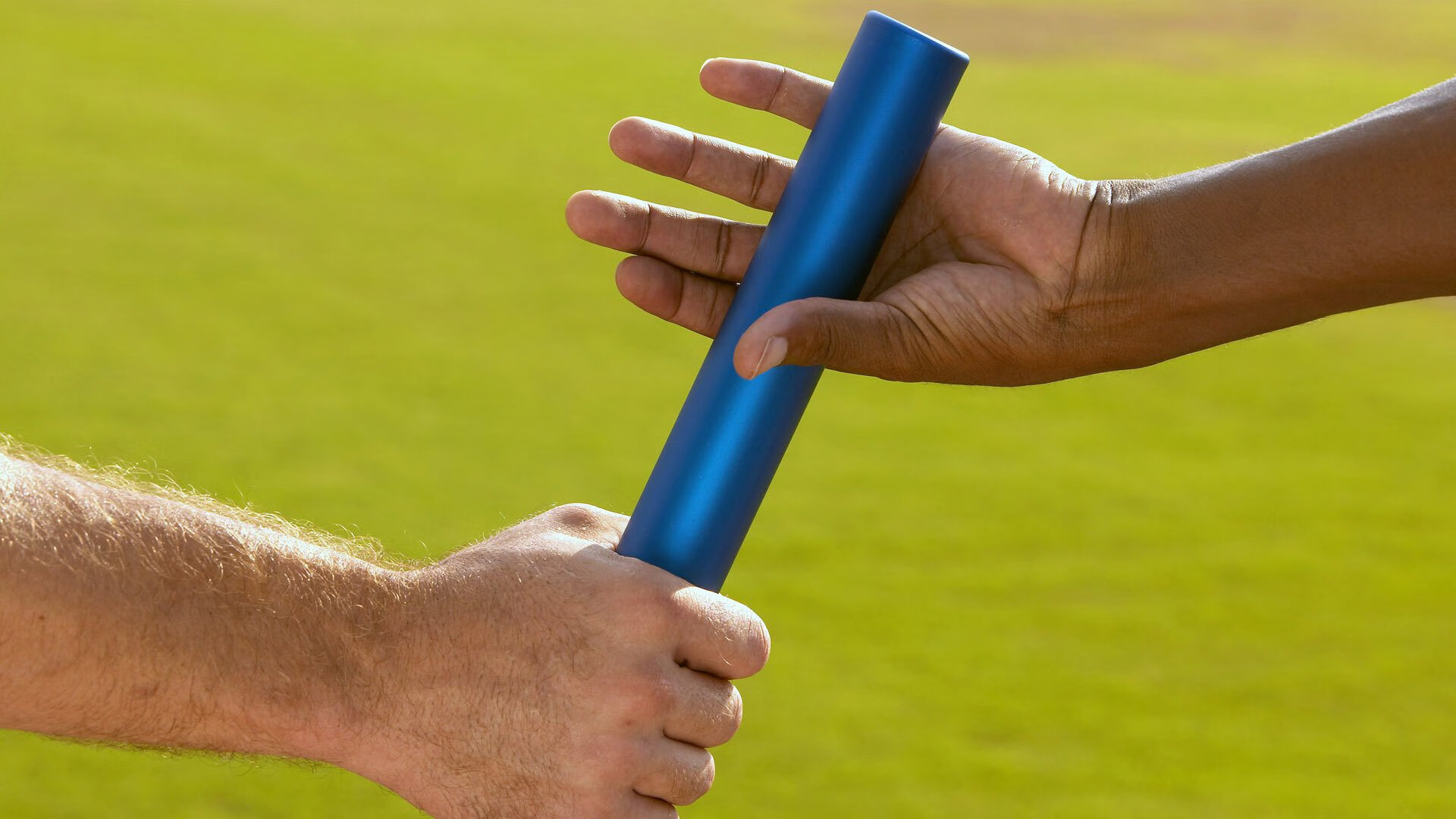 橙色风暴鏖战非洲雄鹰，莱万一剑封喉终成关键先生