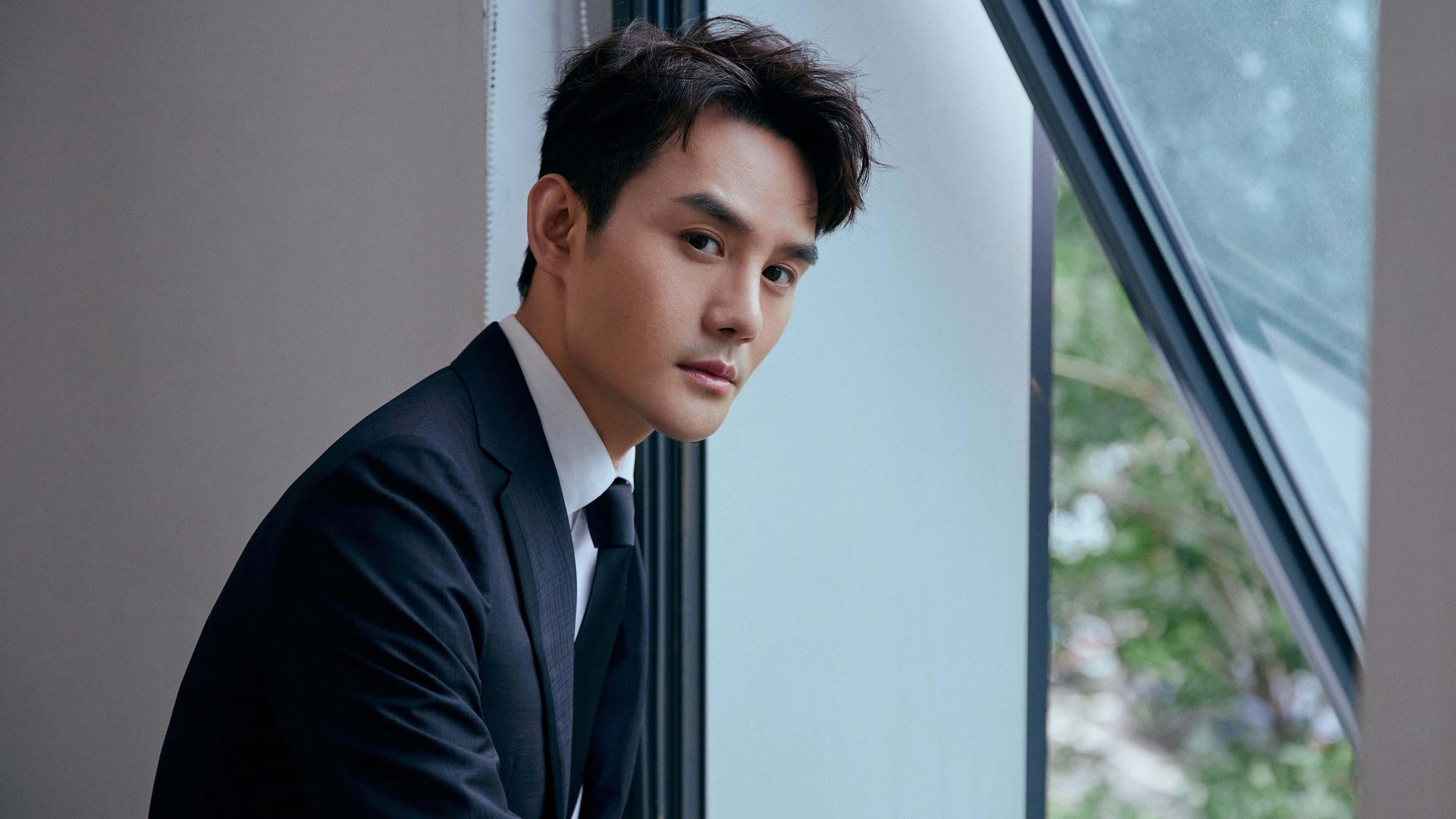 霓虹、尖叫与钢铁意志，F1街道赛之夜，莱奥如何在绝境中撕裂黑暗